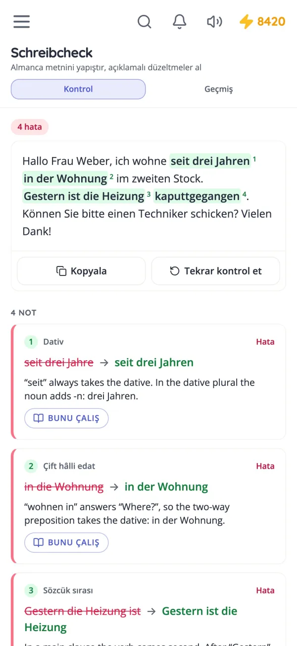 Schreibcheck bir Almanca e-postayı düzeltiyor ve her değişikliği açıklıyor